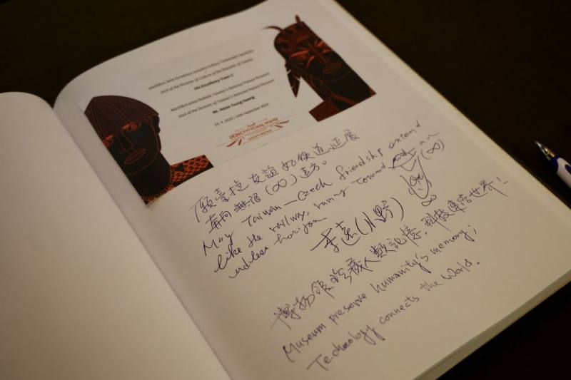 文化部長李遠在捷克國家技術博物館「交通」常設展宮廷專列餐車的留言本上寫下，「願臺捷友誼如鐵道延展，奔向無限遠方」，為首訪捷克留下最深的祝福及期待。
