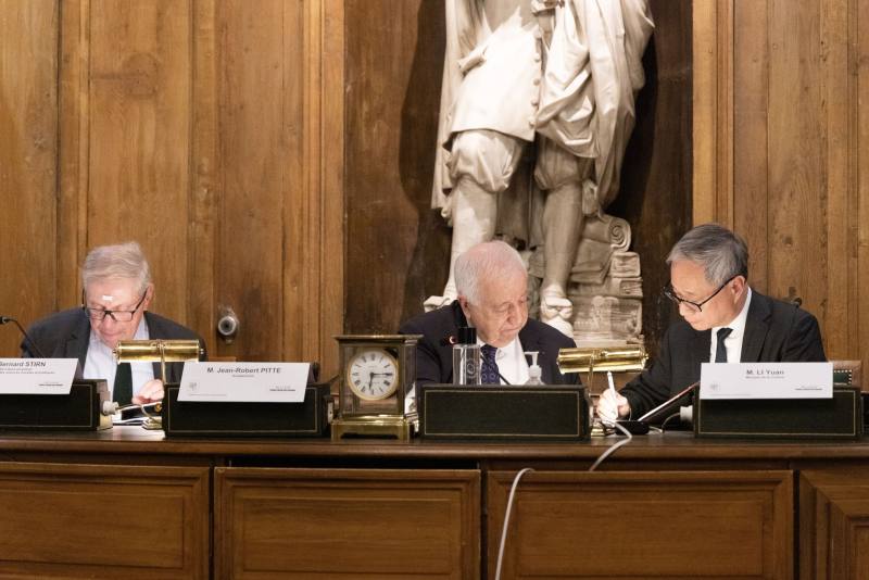 Witnessed by Jean-Robert Pitte (center) of the Academy of Moral and Political Sciences, Minister Li (right) signed an agreement with Perpetual Secretary Bernard Stirn (left) to extend the partnership for another five years