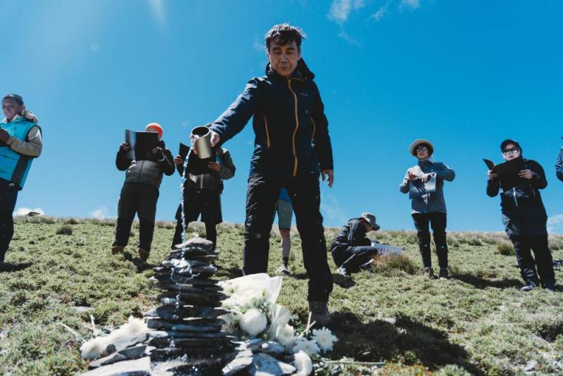 隊員在山頂舉行莊嚴祈禱，獻花、獻酒並堆砌石塔祈願。（軍聞社記者陳彥樺攝）
