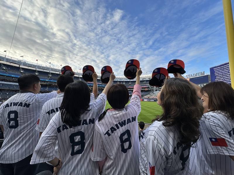 紐約洋基隊賽事期間，僑胞身穿印有台灣英文字樣與國旗帽出席觀賽。