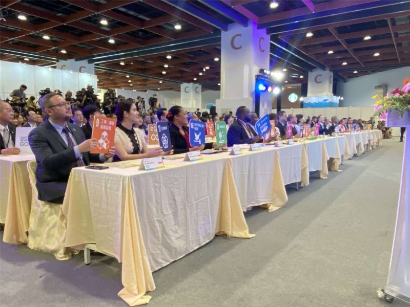 「2025第四屆亞太永續博覽會」11日開幕，眾多嘉賓參與並大合影。(圖源：央廣，吳例君攝)