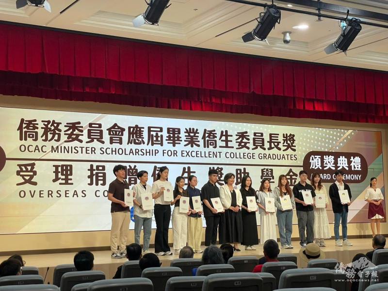 阮金銀(左2)獲頒2025年僑生獎助學金