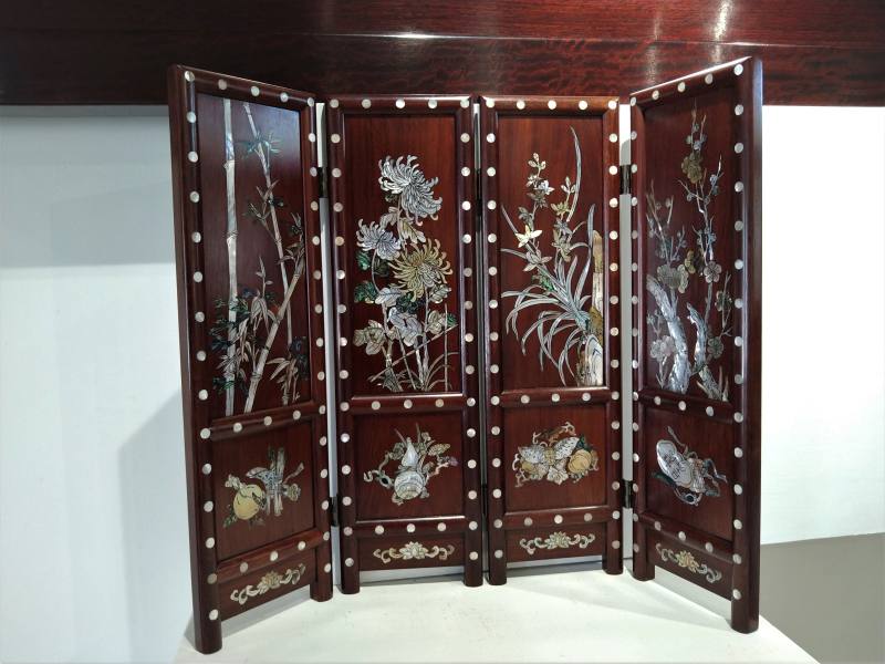 工藝師歐定國的螺鈿作品《小屏風-四季花》