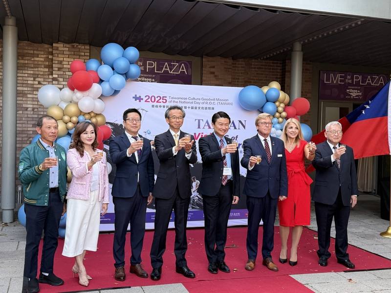 多倫多僑界在僑委會國慶文化訪問團表演前，舉辦雙十國慶「福爾摩沙之夜」酒會，與會貴賓舉杯慶賀。