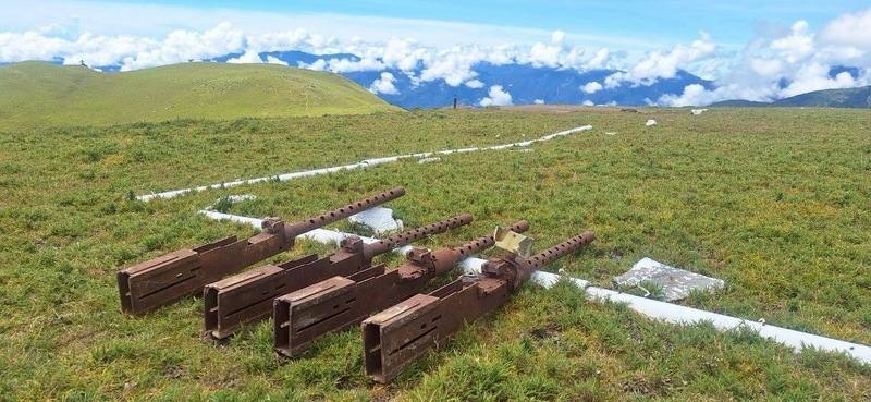 Four machine guns found at the crash site sit on an apron near Jiaming Lake in Taitung County in this undated photo. Photo courtesy of a private contributor