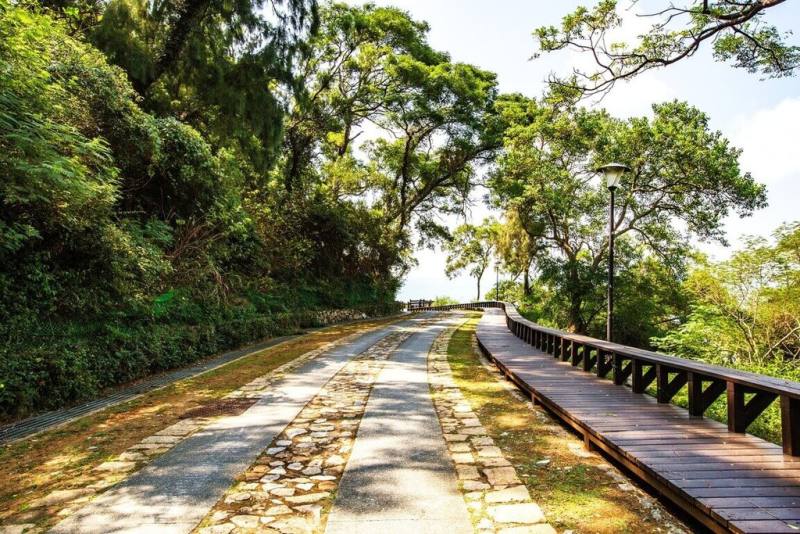 馬祖是全台唯一無紅綠燈縣市，成為發展徒步慢旅絕佳場域。馬祖國家風景區管理處鼓勵旅遊業者規劃以「慢行、減法、環保」為核心的遊程，引導旅客用雙腳取代交通工具。圖為南竿津仁步道。（Liu, po-wen攝，馬祖國家風景區管理處提供）