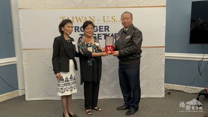 俞大㵢夫婦給已故飛虎隊成員、前國軍空軍副司令陳鴻銓將軍頒發榮光獎章，由其兩位女兒陳俐璋和陳怡璋代領