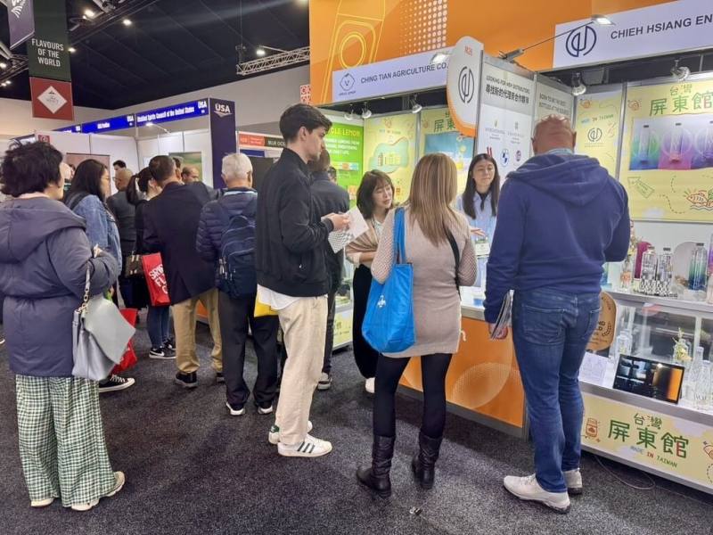 屏東縣政府率8家在地優質食品業者赴澳洲參與當地國際食品展，至11日共4天展期吸引逾2600名國際買主及觀展者進館洽談。（屏東縣工商發展投資策進會提供）