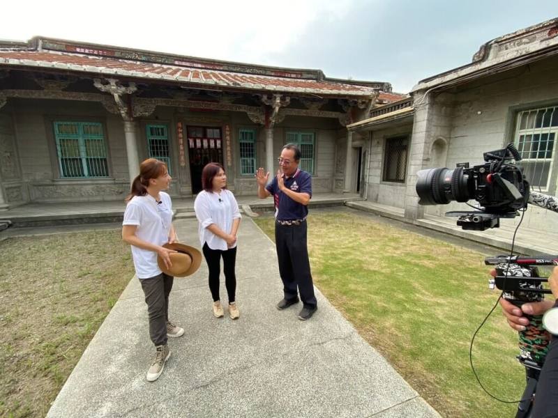 公視台語台文學外景節目「文學跳曼波」主持人范宸菲（左），跟隨作家林剪雲（中）深入屏東萬丹，走讀小說「叛之三部曲」的原鄉，節目將於16日播出。（公視台語台提供）