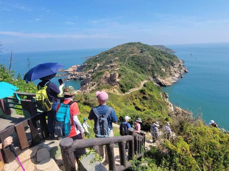 馬祖國家風景區管理處發起「島嶼淨行–馬祖徒步慢旅」永續觀光倡議，首發團由La New集團的那米哥國際旅行社規劃組團，11日抵達馬祖。（馬祖國家風景區管理處提供）