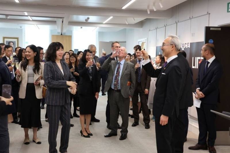 駐英國代表處搬遷至新館舍，10日開幕，舉行酒會。圖為賓客敬酒致意。（駐英國代表處提供）