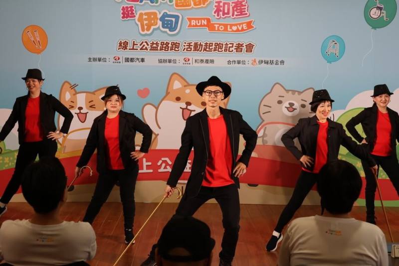 伊甸長期致力於支持障礙者重返社區，並組成「輪椅國際標準舞推廣隊」，更由聽障者組成「半音舞集」，讓障礙者有運動的平台，也藉此建立自信、建立社交圈。（伊甸基金會提供）