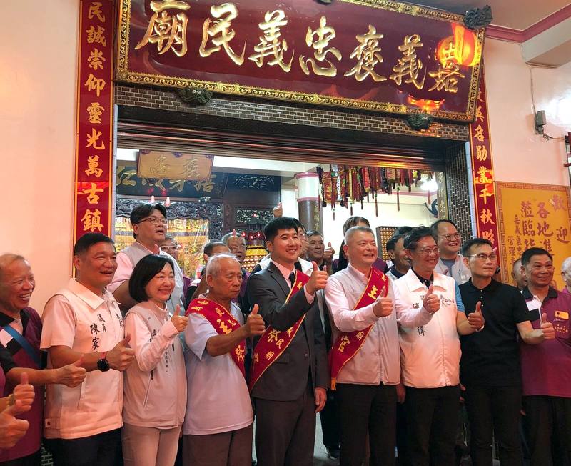 嘉義褒忠義民廟11日舉行義民爺千秋祭祀大典，客委會副主任委員邱星崴（前右5）晚間出席，並與嘉義市副市長林瑞彥（前右4）等人合影