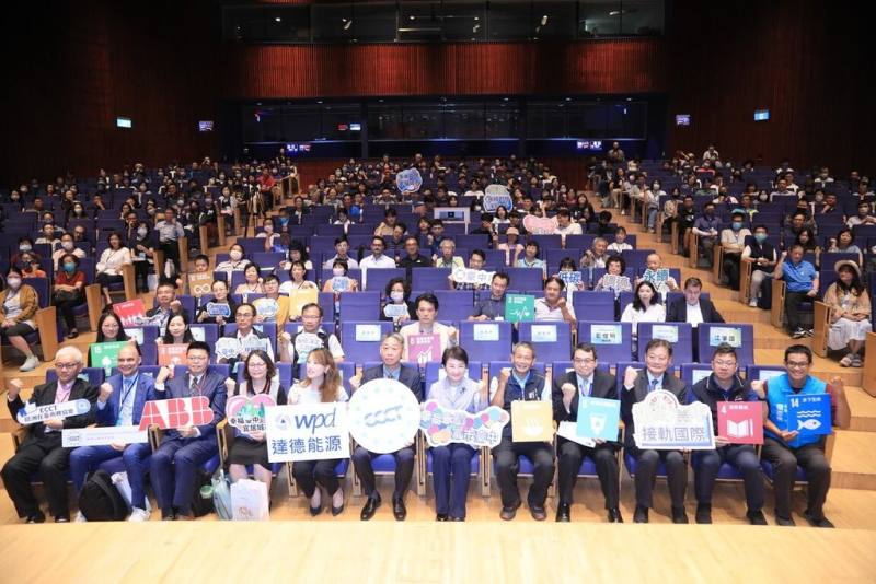 台中市政府12日攜手歐洲在台商務協會舉辦論壇活動，討論如何邁向淨零與氣候調適之路，邀請企業代表與會分享永續及城市治理等議題，台中市長盧秀燕（前右6）出席。（台中市政府提供）