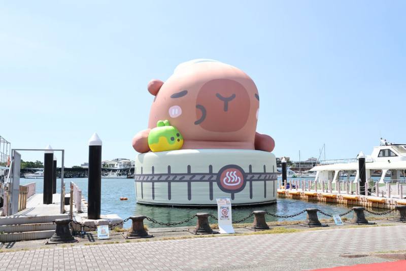 「2025卡比胖拉出沒注意！台南萌翻天」活動13日正式展開，超可愛療癒系巨型氣偶「卡比胖拉」水豚君12日已現身安平漁人碼頭「泡湯」。（台南市政府提供）
