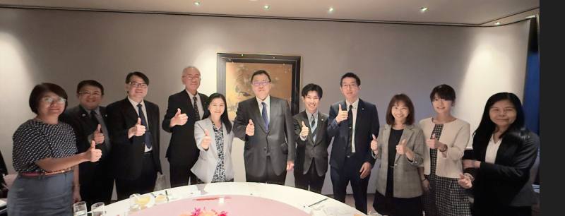 教育部國際司李毓娟司長(左5)宴請日本香川縣教育委員會淀谷圭三郎(右6)一行3人合影