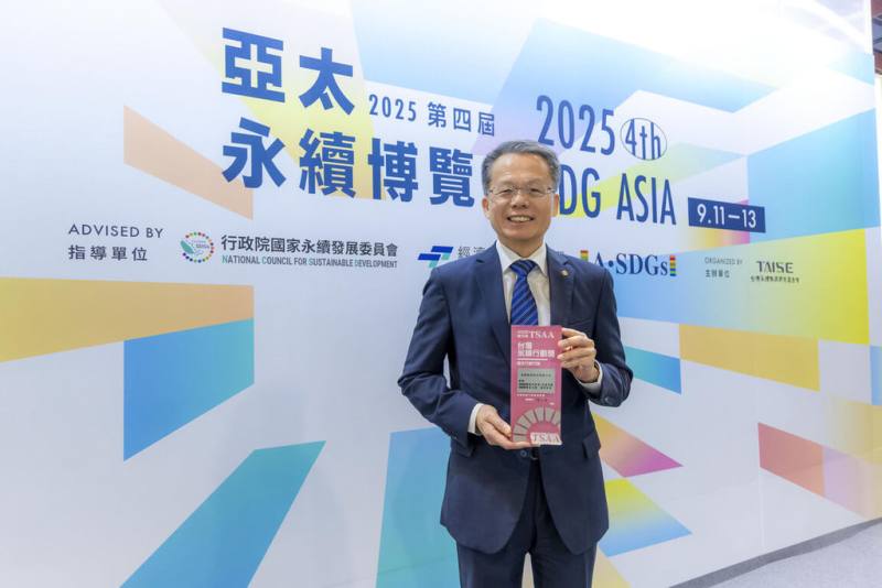 台灣永續能源研究基金會11日舉辦「2025亞太暨台灣永續行動獎」頒獎典禮，長榮航空獲台灣永續行動獎金獎殊榮，由總經理孫嘉明（圖）代表領獎。（長榮航空提供）