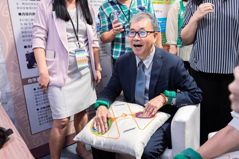 鄭英耀部長體驗國立臺北護理健康大學-鏈結資源永續健康計畫