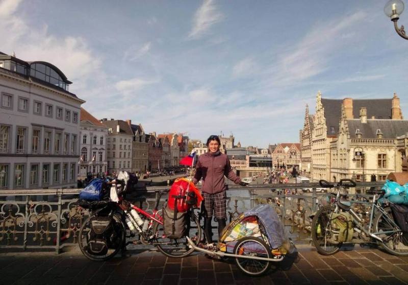 台灣騎手陳峻永花10年時間踏遍全球，車後座的中華民國國旗隨之飄揚。他的壯舉常登上當地媒體，意外提高台灣能見度，促成民間外交。（陳峻永提供）