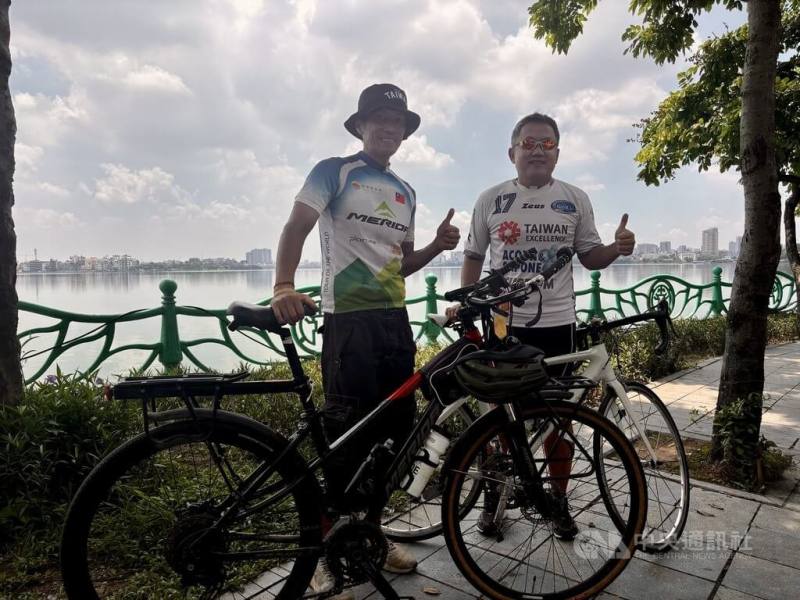 單車好手陳峻永（左）環球計畫開始至今近10年。4日受駐越南代表劉世忠（右）之邀，共同騎行環繞河內最大湖泊西湖，並與台商分享見聞