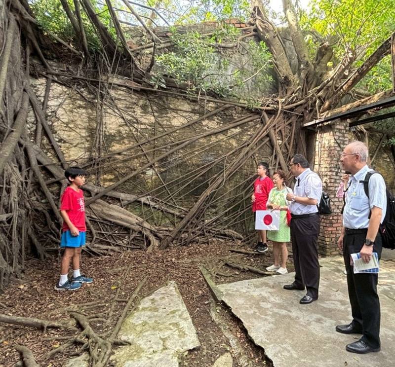 臺南市西門實驗小學學生為日本香川縣淀谷教育長一行提供安平樹屋導覽解說