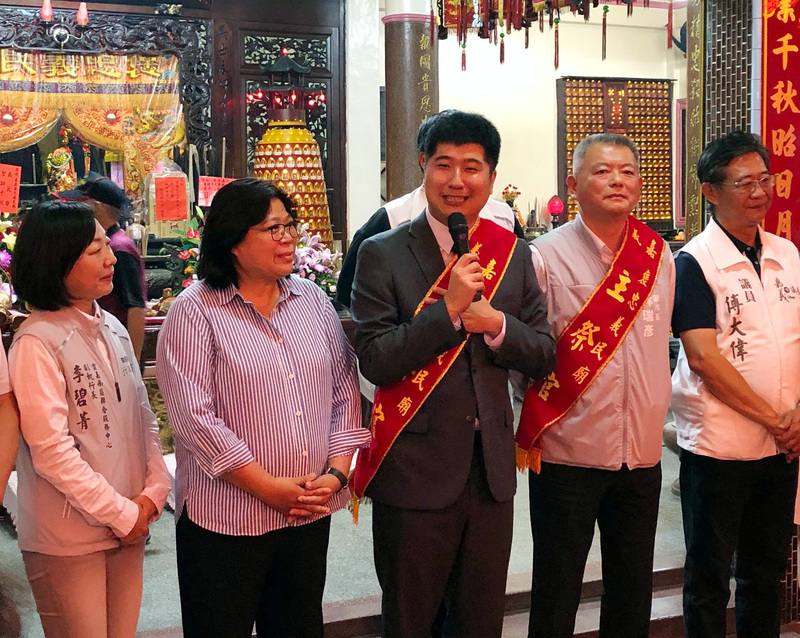 嘉義褒忠義民廟11日舉行義民爺千秋祭祀大典，客委會副主任委員邱星崴（右3）出席表示，義民爺信仰不只侷限於台灣，各地持續傳承客家人的忠義精神