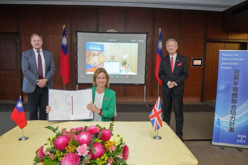 駐英國代表處代表姚金祥大使以視訊方式與英國在台辦事處代表包瓊郁（Ruth Bradley-Jones，中）簽署「台英半導體聯合培力計畫瞭解備忘錄」，由外交部政務次長吳志中（右）、英國創新科技部國家科技顧問史密斯博士（Dr. Dave Smith，左）見證