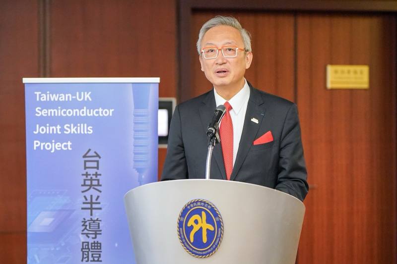 外交部政務次長吳志中主持「台英半導體聯合培力計畫瞭解備忘錄」簽署儀式並致詞