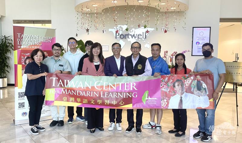 莊雅淑（左4）與學員合影