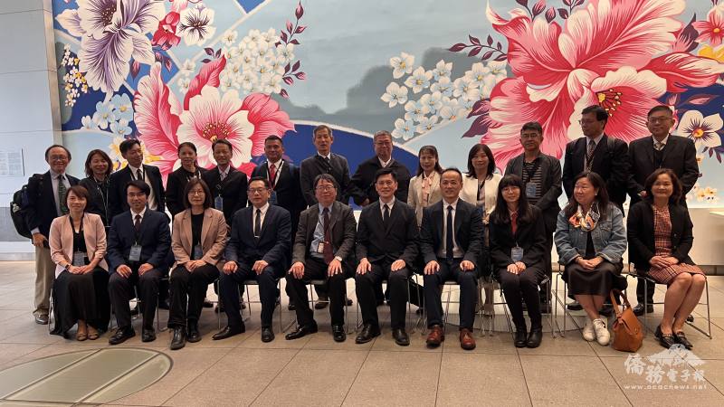 歐瑪麗(前排右1)安排參訪團赴駐紐約辦事處教育組訪問，教育組組長林毅簡報(前排左5)