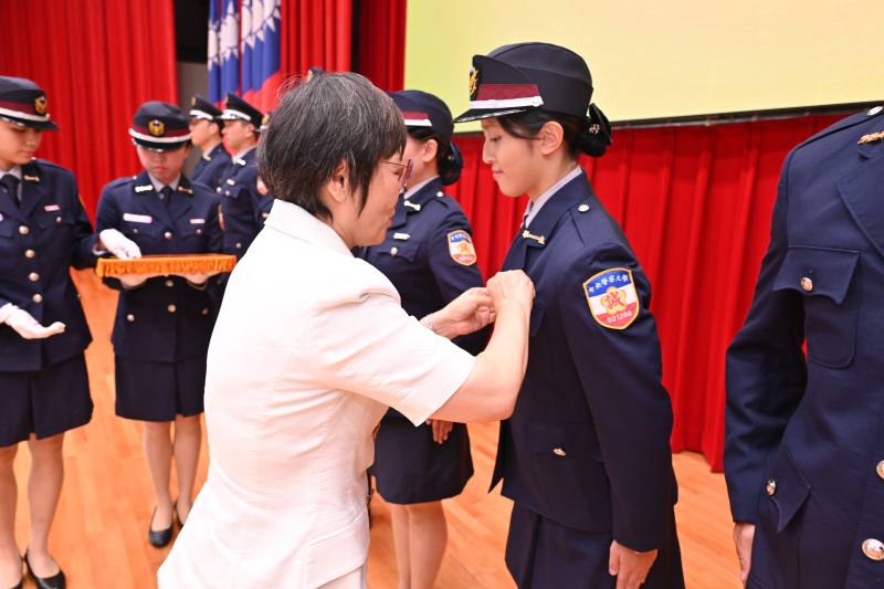 Minister Presents Grade Insignia to Students