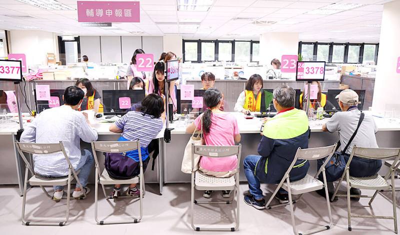 受報稅季延長、暑假出遊旺季等因素帶動，2025年7月單月信用卡簽帳金額達新台幣6533億元，創史上單月新高。圖為民眾報稅情況。（中央社檔案照片）