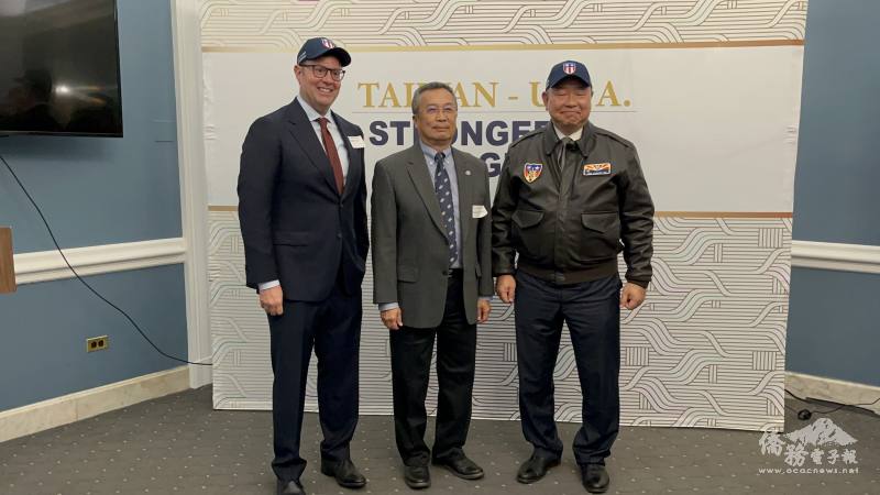 飛虎隊已逝成員喬無遏將軍之子喬為智贈送兩頂有中緬印戰區標誌的帽子，給俞大㵢和美國退伍軍人中心負責人