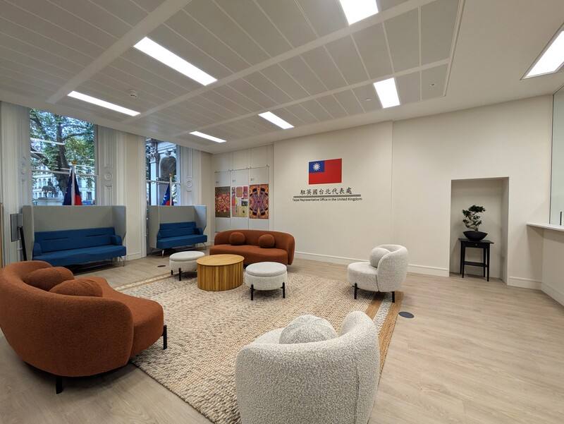 駐英國代表處搬遷至新館舍，10日開幕。圖為新的領務大廳
