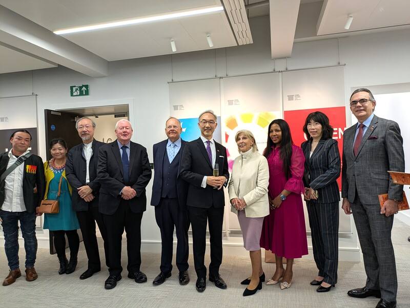 駐英國代表處搬遷至新館舍，10日開幕，駐英代表姚金祥（右5）、副代表江雅綺（右2）、特展「看見台灣」設計展策展人林磐聳（左3）、常設公共藝術作品創作人蔡筱淇（左2）與吉川公野（左1），以及迪蘇沙女爵（右4）、里納德男爵（左5）等英國政要合影