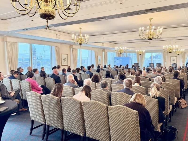 由駐加拿大代表處、立陶宛駐加大使館及加拿大亞太基金會（APFC）在渥太華合辦的「民主韌性及海事安全座談會」，20國駐加外交官逾百人出席並熱烈討論。（駐加代表處提供）