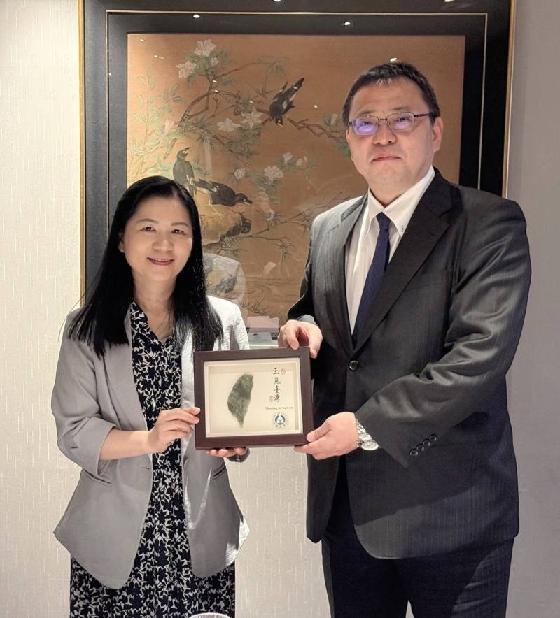 教育部國際及兩岸教育司李毓娟司長致贈禮品予日本香川縣教育委員會教育長淀谷圭三郎