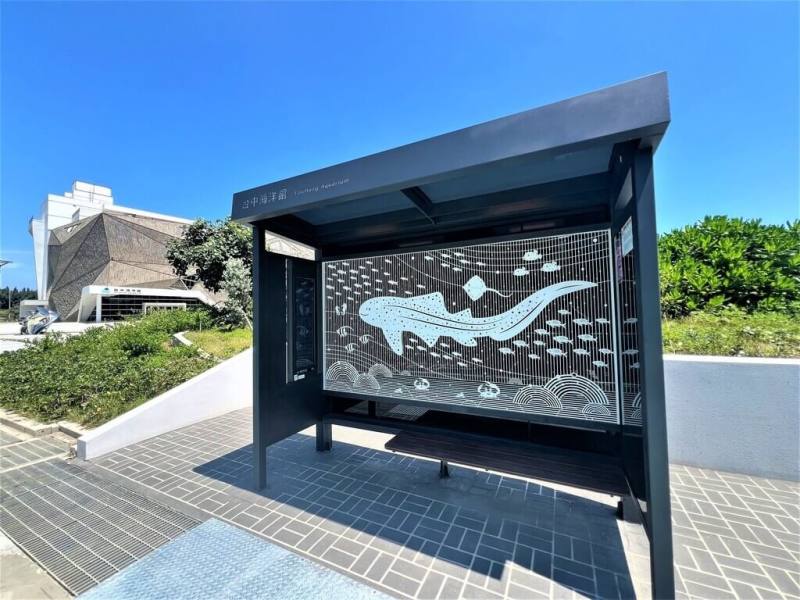 台中海洋館前特色候車亭，主角是大海中豹紋鯊，身旁還有銀身彈塗魚、招潮蟹，一下車立刻感受海洋氛圍。（中市府提供）