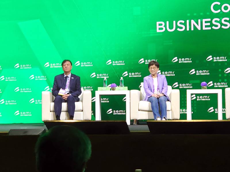 緯穎科技董事長洪麗寗（右）12日應邀參加SEMICON Taiwan國際半導體展的科技大師論壇，針對未來人才關鍵力，她表示，應永遠願意跨界學習，並要有好奇心