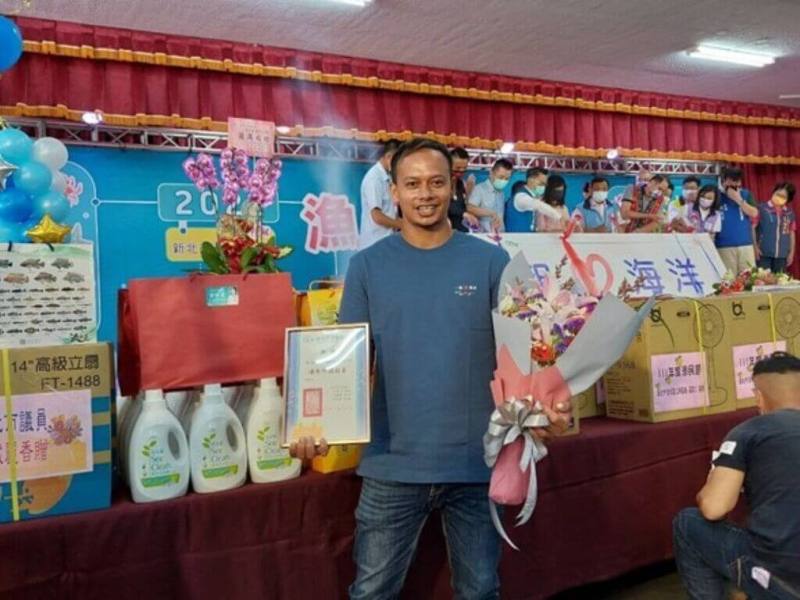 全國漁會12日首度表揚「模範外籍船員」。來自印尼的阿龍，24歲起在淡水第2漁港「群福7號」漁船工作，至今13餘年，獲船長的認可，受二等輪機長訓練後便取得永久居留證，在台灣結婚生子，並投入社群服務，成立並經營印尼同鄉會與數位通訊群組，整合醫療陪伴、急難救助與生活關懷，同時擔任外籍漁船員班長與口譯宣講志工，111年曾獲淡水區漁會頒發優秀外籍船員獎。（漁業署提供）