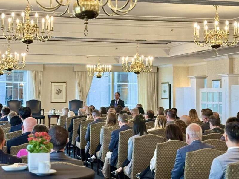 駐加拿大代表曾厚仁在渥太華舉行的「民主韌性及海事安全座談會」中，簡報台海周圍水域頻繁發生的斷纜事件及台灣積極因應措施。（駐加代表處提供）