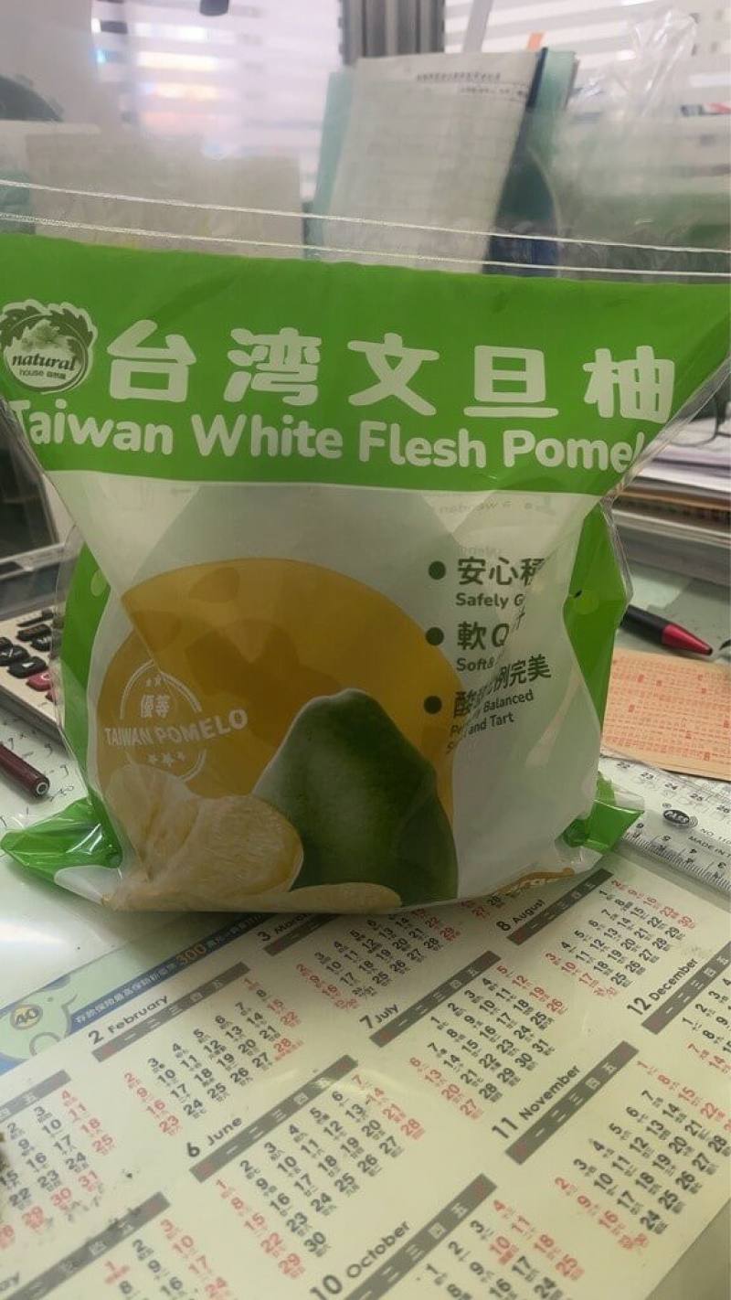 新加坡貿易商今年嘗試進口花蓮縣瑞穗鄉文旦柚，並在大型超市上架，相較過往以箱販售，單粒販售對品質要求更高，包裝也以中英文標示，標示產地來源、產品資訊及食用方法。（瑞穗鄉農會提供）