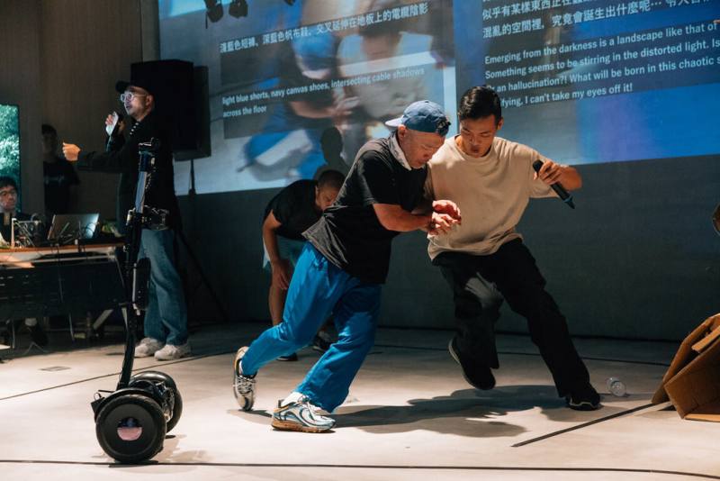 2025第27屆台北藝術節11日起登場，5檔跨域演出節目的主創團隊現身說法，其中「演算混亂ㄐㄧㄑㄧˋㄖㄣˊ」演出團隊進行身體互動，並由AI機器夥伴轉譯為文字。（台北表演藝術中心提供）