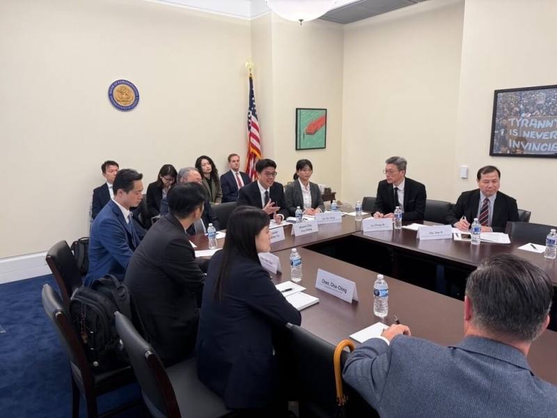 陸委會主委邱垂正（美國國旗前黑衣黑領帶者）華府訪問，與美中戰略競爭特別委員會的跨黨派成員會晤