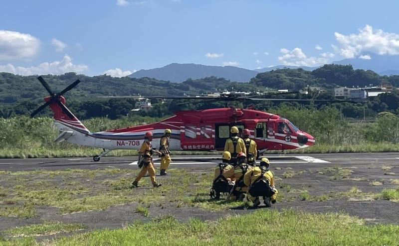 農業部林業及自然保育署南投分署12日與內政部空中勤務總隊、消防署特種搜救隊舉行「陸空吊掛訓練」，提升森林火災應變共勤技巧與安全規範。（林業及自然保育署南投分署提供）