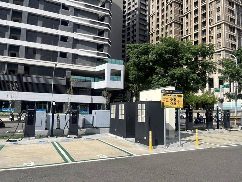 為滿足電動車充電需求，交通部積極推動各縣市加速建置公共充電設施，截至今年7月底，全國公共充電樁總數已逾1.2萬槍（交通部提供）