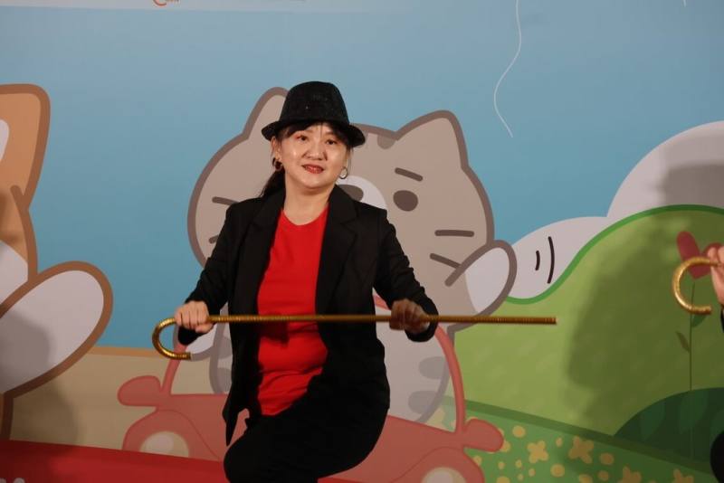 聽力受損的苑香（圖）自10年前加入伊甸所辦的「半音舞集」，從感受地板震動開始練習，雖曾因照顧心肌梗塞丈夫暫停，仍在卸下照顧重擔後重返舞團，如今隨著「半音舞集」登上舞台。（伊甸基金會提供）