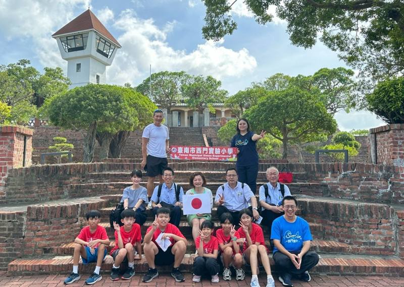 臺南市西門實驗小學師生帶領淀谷教育長一行參訪安平古堡