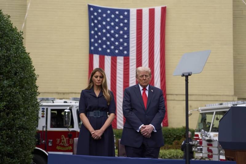 美國總統川普（右）與第一夫人梅蘭妮亞（左）在五角大廈舉辦的911恐攻紀念儀式上默哀。（美聯社）