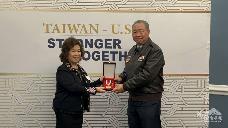 飛虎隊已逝成員、前空軍指揮參謀大學校長李學炎將軍的女兒李舒非代父親領獎